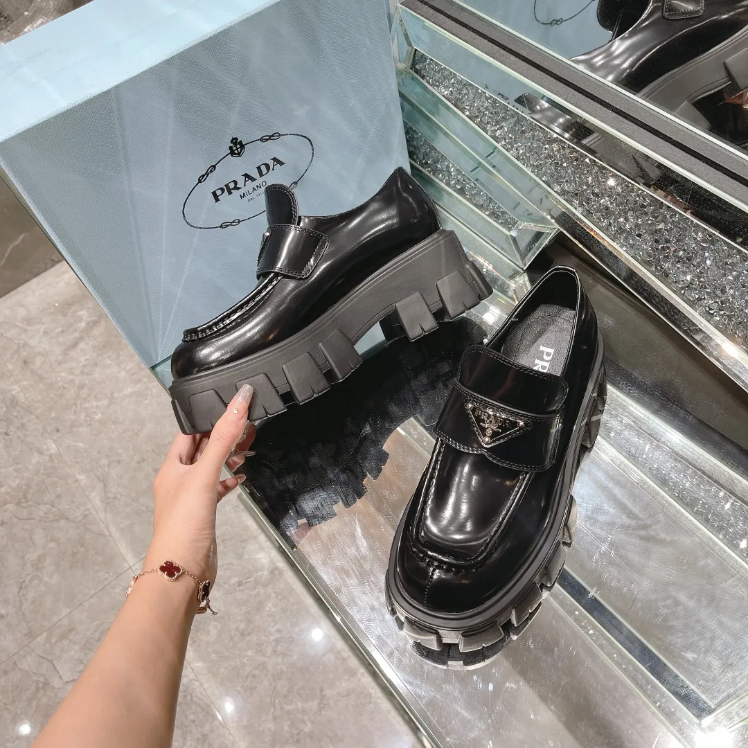 👟👟Ex-factory price 480👟👟 PRADA will be cheating this year💋 Prada, the invincible cheater, instantly releases all the beautiful shoes that are fairy shoes👠All of them are my favorite😍New models developed at the original store! High-end casual shoes, a one-to-one copy of the original perfect last shape. Perfect workmanship. Perfect choice for you. High-end goods have pictures and truth! Supports various comparisons! It is comfortable and elegant to wear. The original molded outsole is a 1:1 replica. It adopts non-slip and wear-resistant imported TPU combined outsole, which is vacuum combined to form a thick sole~ 💥Fabric: Imported open-edge beaded cowhide 💥Sole thickness: 5.5cm. Really good product. Worth owning 💥Color: Black White 💥Size: 35-40